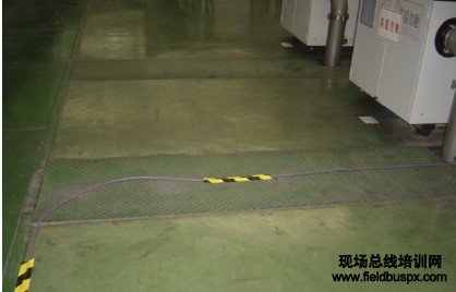 現(xiàn)場的通訊電纜
