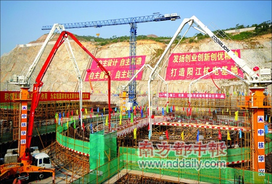 12月16日,我國最大核電項目在廣東陽江開工建設(shè)。中共中央政治局委員、廣東省委書記汪洋啟動第一罐混凝土布料機按鈕。該項目總投資近700億元人民幣,采用中國品牌核電技術(shù)CPR1000。<I>&#</I>10;　　供圖CFP