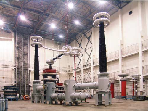 2008年4月，國內(nèi)首臺特高壓開關設備在西電集團成功通過全部容量試驗