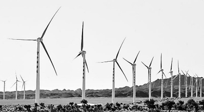 圖為新疆華電布爾津風(fēng)電有限公司一期項目正在加緊建設(shè)中。新華社記者 沈橋攝 