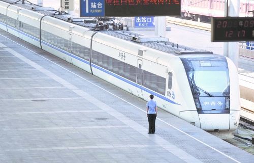 和諧號(hào)昨日抵渝，西南地區(qū)將進(jìn)入高鐵時(shí)代。攝影 盧祥龍